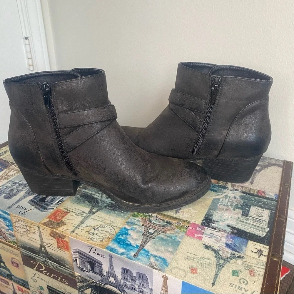 Black Ankle Boots with Buckle‎ Details SZ 10